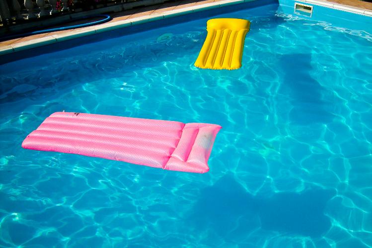 an empty pool with blue water